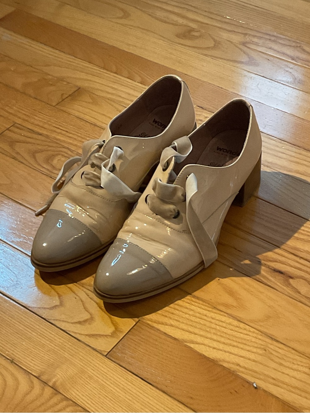 Vintage Leather Patent Cap-Toe Lace-Up Heeled Oxfords in Cream Vintage Pink